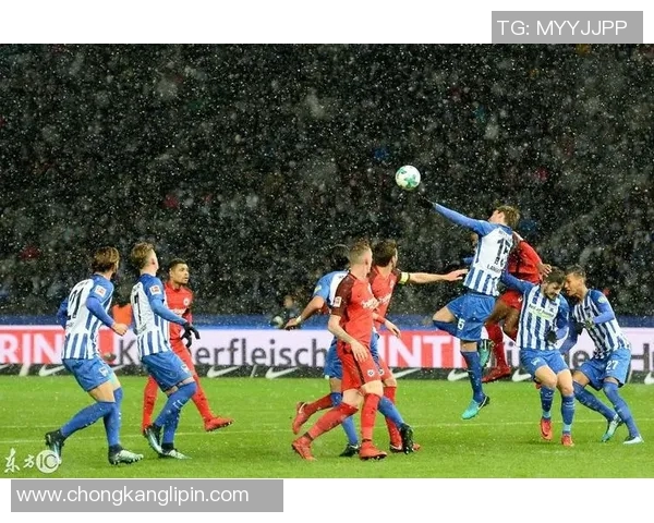 篮球与足球比分对比分析探讨两项运动的魅力与精彩瞬间 篮球与足球比分对比分析探讨两项运动的魅力与精彩瞬间