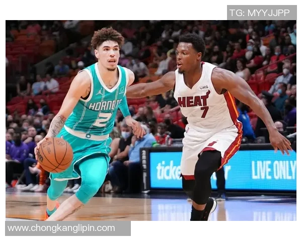 黄蜂与热火季后赛第三场激战回顾球员表现与战术分析全景呈现